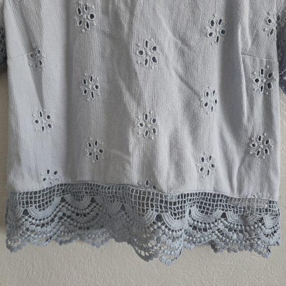 Hollister Womens Blue Embroidered Blouse Eyelet Boxy Crop Top Shirt Size Small - Picture 2 of 6